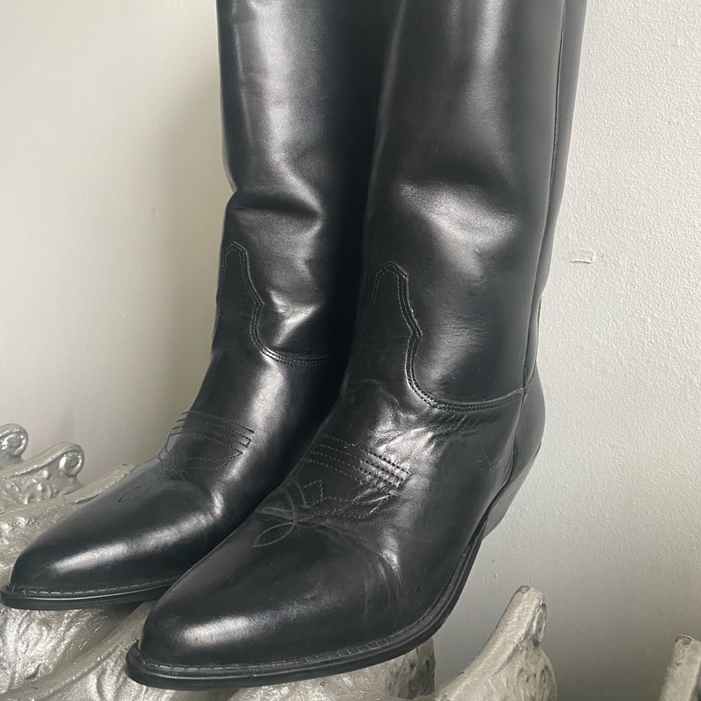 Black leather cowboy boots 🤠 yee haw!
